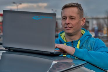 Michal Ráž při kontrole vozu